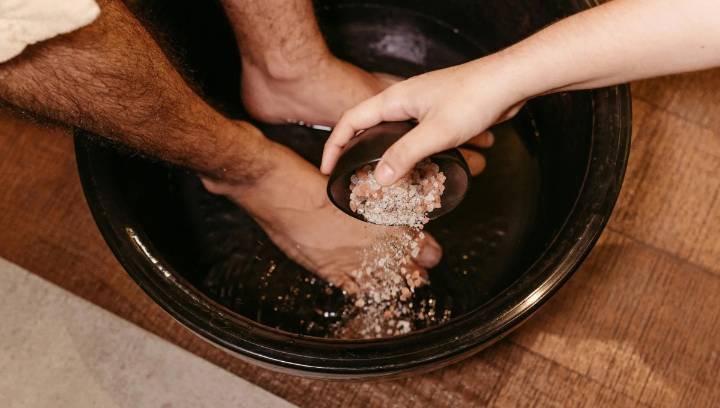 Sal y bicarbonato: cómo usarlos para lavar los pies