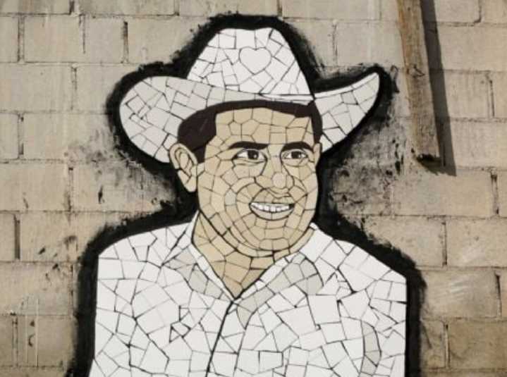 Colocan mural de Carlos Manzo frente a oficinas de la FGE en Mexicali