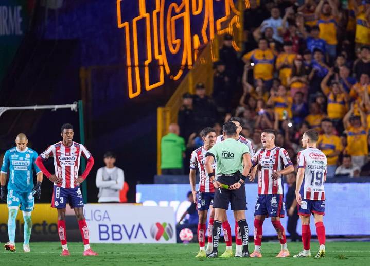 Explota Abascal contra el arbitraje