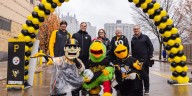 Pirates take part in Thanksgiving meal distribution in Pittsburgh
