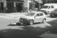 Una ciclista fue atropellada y los vecinos la rescataron tras quedar debajo del auto