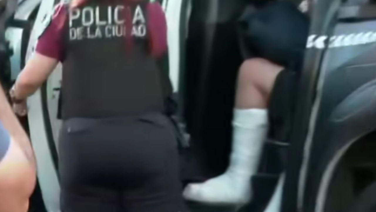 Conductor ebrio provoca accidente contra 3 autos estacionados, policía descubrió que tenía una pierna enyesada