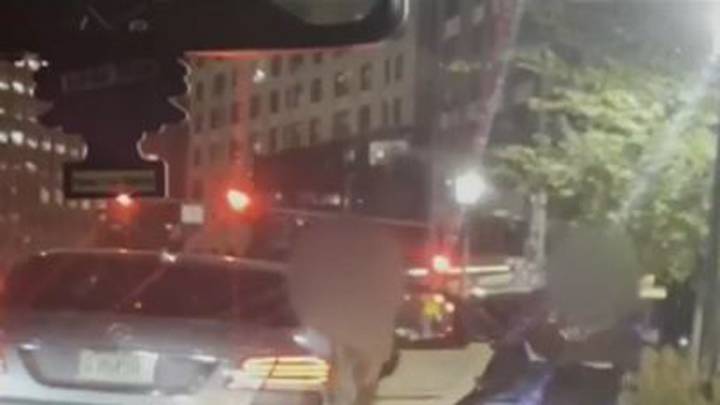 Thieves make off with merchandise from Lululemon store in the Seaport