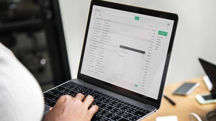 "No los voy a echar de menos": Trabajador fue demandado por polémico correo electrónico enviado tras su renuncia