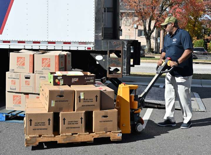 Annapolis nonprofit brings food pantry to Woodside Gardens