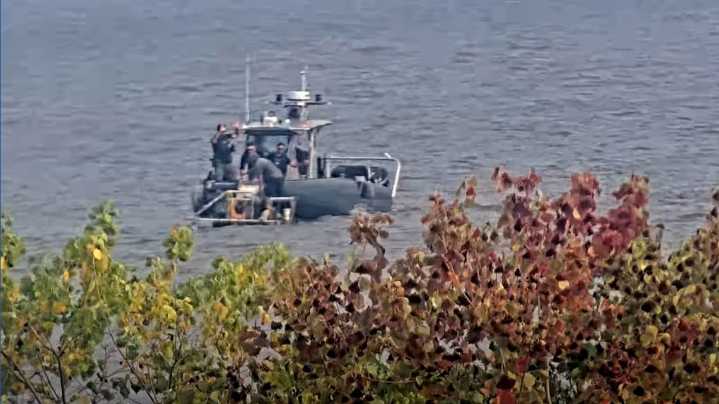 WATCH: 2 rescued after boat sinks in Lake Pontchartrain