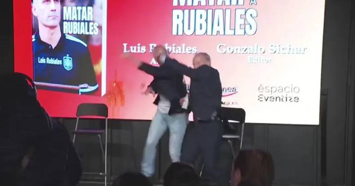 Luis Rubiales fue atacado a huevazos en la presentación de su libro