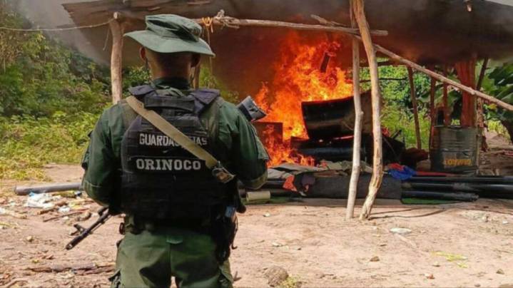 Militares venezolanos destruyen campamento vinculado a minería ilegal en el sur del país