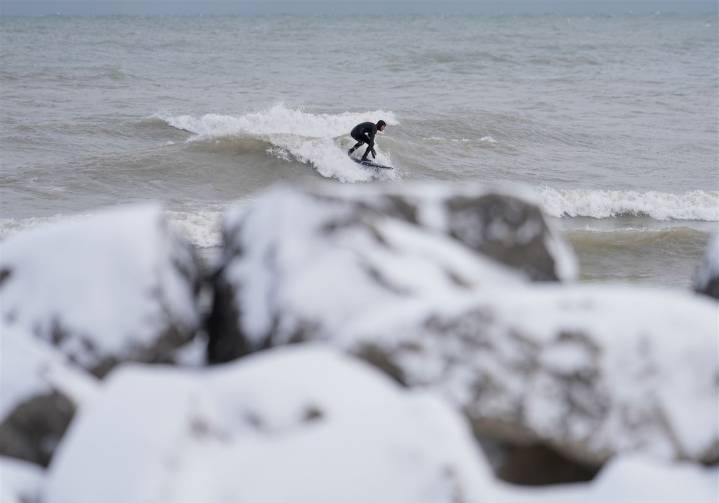 Arctic air hits much of the U.S., bringing snow to some areas and very chilly temperatures to Florida