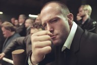 Antes de ser una estrella de acción, Jason Statham apareció en esta comedia de culto disponible en Netflix: inspiró una misión de GTA IV