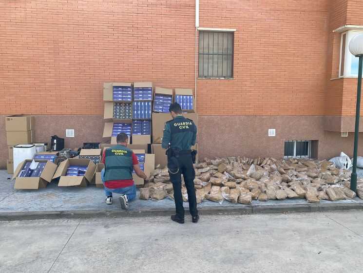 Cuatro detenidos acusados de un delito de contrabando de tabaco