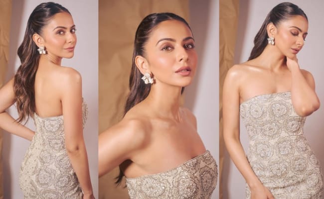 HOT: Magnetic Poses Exposing Glossy Skin