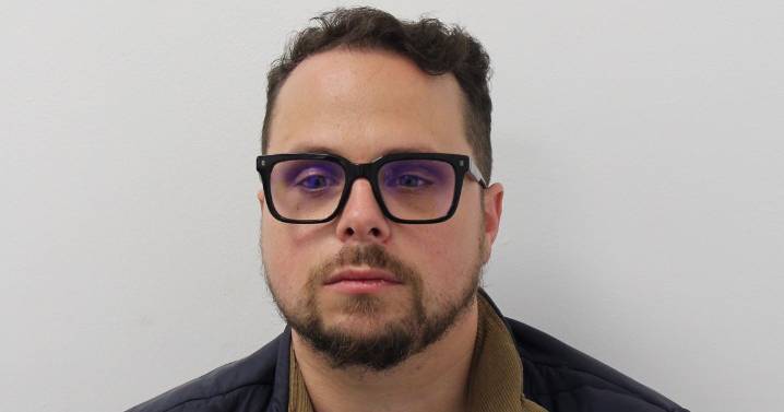 Former Metropolitan Police officer avoids jail after sharing messages about sexually abusing children