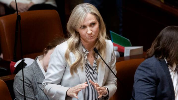 Utah lawmakers advance proposal to open door to partial car registration refunds