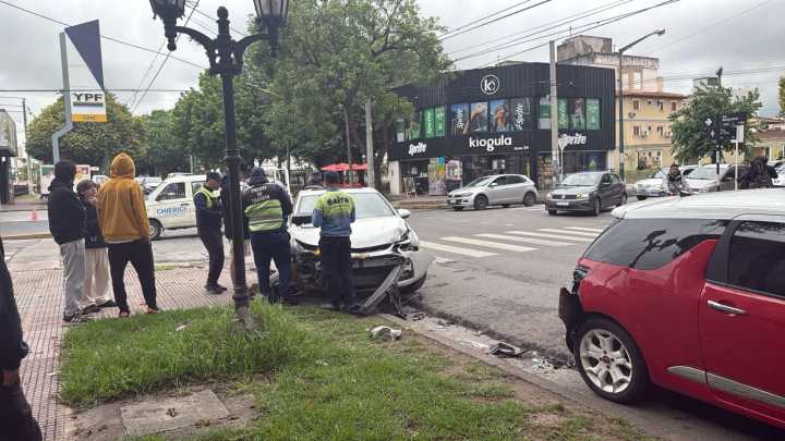 Fuerte accidente en Belgrano y Siria: Dos autos destrozados