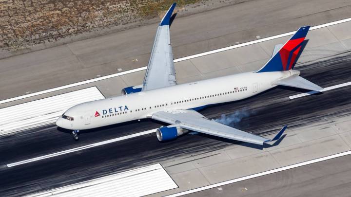 Delta Air Lines Boeing 767-300ER Diverts To LAX After Engine Loses Oil Inflight