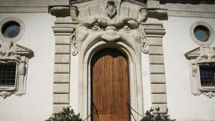 Roma Esconde Un Palacio Lleno de Historia y de Terror: La Casa de los Monstruos