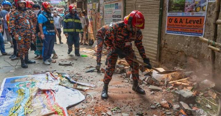 Bangladesh quake toll rises to 10, hundreds injured