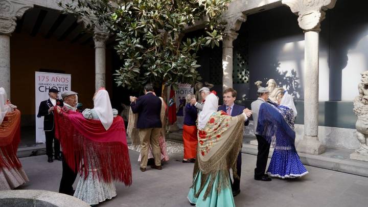 Almeida predica con el ejemplo y baila un chotis "agarrao"