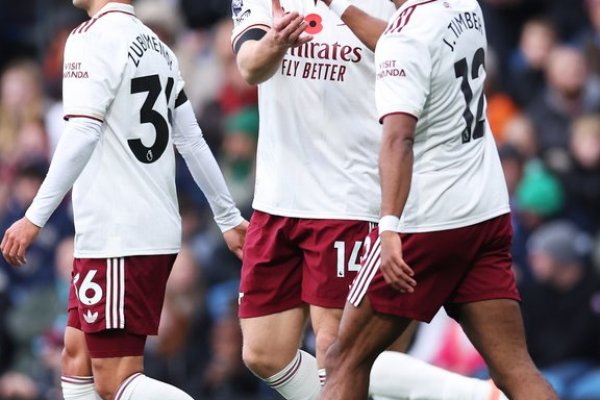 Arsenal superó al Burnley y sigue liderando la Premier League