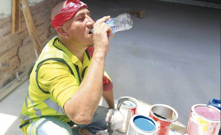 Harris County aprueba nuevas reglas laborales para proteger a trabajadores del calor extremo