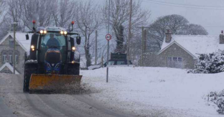 UK snow upgraded to '10cm per hour' with England hit from 6pm Friday