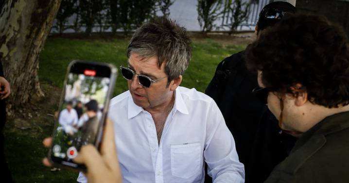 Noel Gallagher sale a saludar a sus fans en Chile: los cinco momentos que marcarán el show de Oasis en Santiago