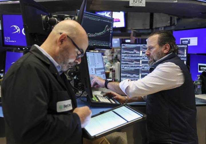 U.S. stocks rise as Wall Street looks to add to its winning streak