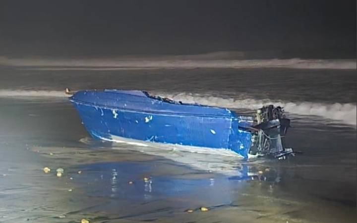 Mueren cuatro migrantes y otros cuatro resultan heridos, entre ellos mexicanos, tras volcadura de un bote en EE.UU.