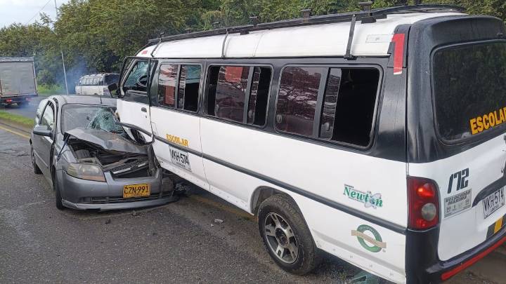 Accidente de bus escolar en zona rural de Cali dejó dos vehículos afectados; esto es lo que se sabe