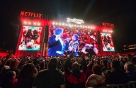 Mexicanos llenan el Zócalo para recordar a Juan Gabriel y su mítico concierto