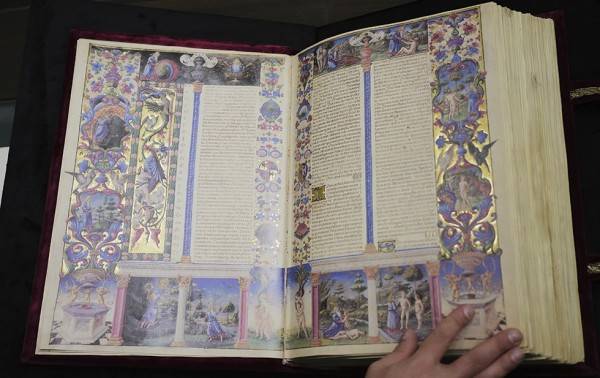 Una de las biblias iluminadas más espectaculares del Renacimiento, en exhibición en Roma