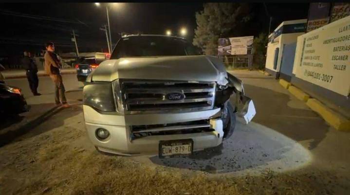 Ebrio conductor choca contra una luminaria y daña infraestructura al norte de Saltillo