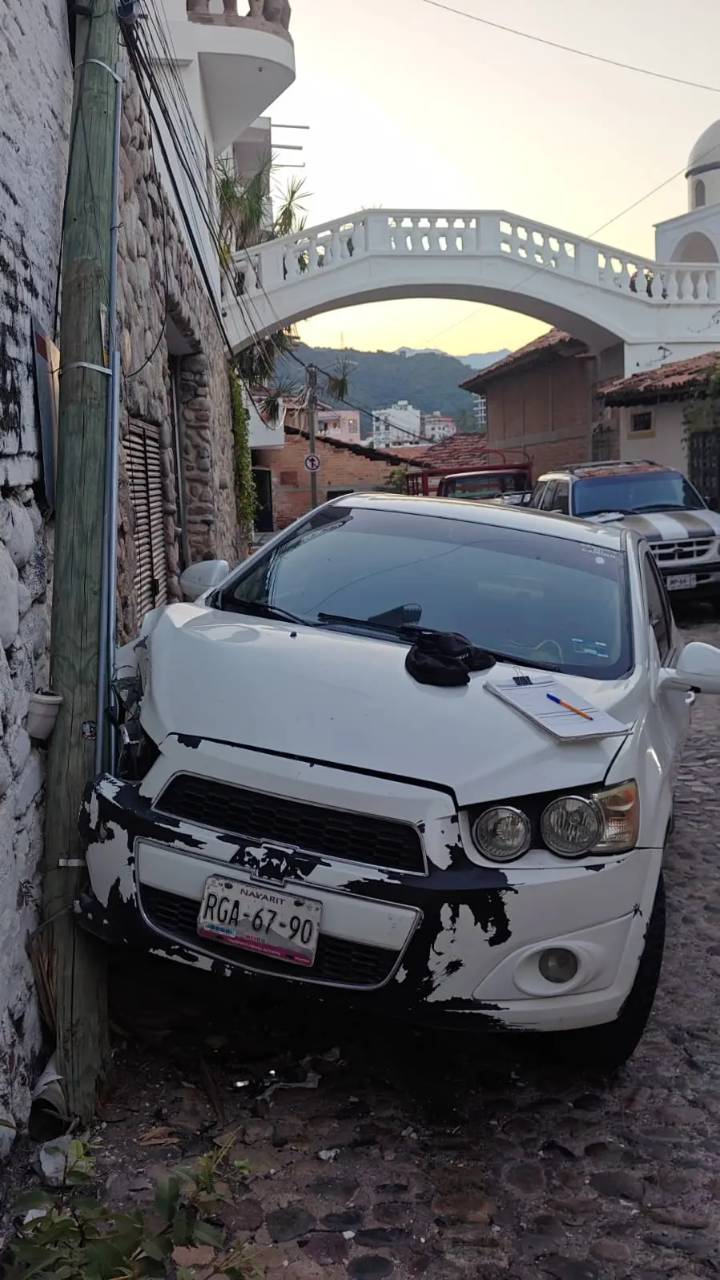 Choque contra poste deja daños materiales en la colonia El Cerro