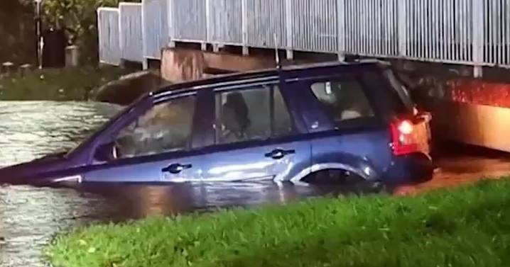 Watch Birmingham Good Samaritans rescue Land Rover submerged in dangerous flood