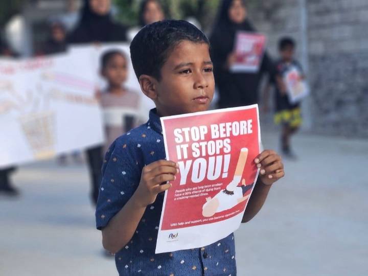 Maldivas prohíbe fumar a los nacidos en 2007