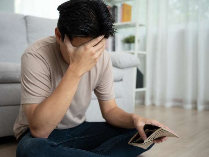 Cada vez más estadounidenses se atrasan en el pago de sus facturas de servicios, según un análisis