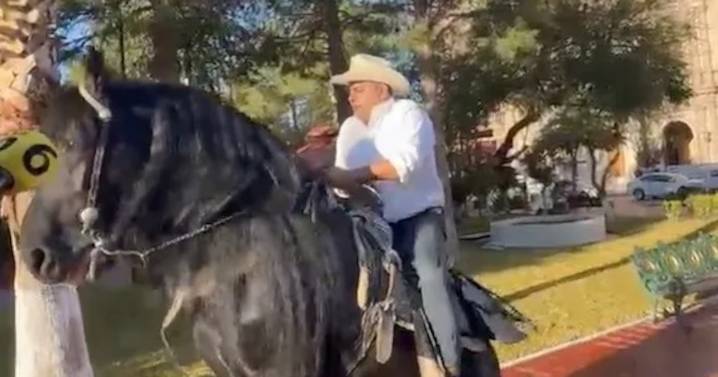 Diputado Alfredo Lozoya sufre caída al montar su caballo