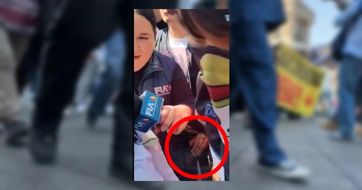 VIDEO | Graban robo a reportera de FIA en cobertura de marcha
