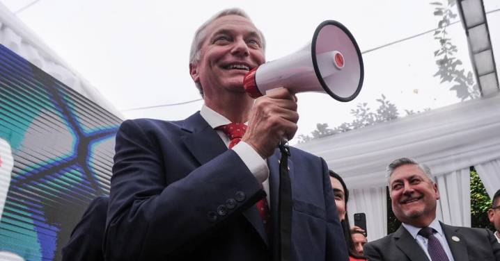 "Trabajo es trabajo" y "si nos pagan vamos": Los Viking’s 5 y Zúmbale Primo defienden su participación en campaña de Kast