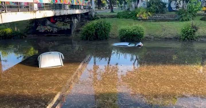 Dos autos quedan completamente hundidos en un paso bajo nivel que se inundó por la lluvia en Ñuñoa