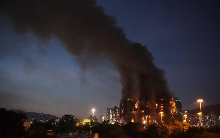 Sube a 75 la cifra de muertos en incendio de Hong Kong