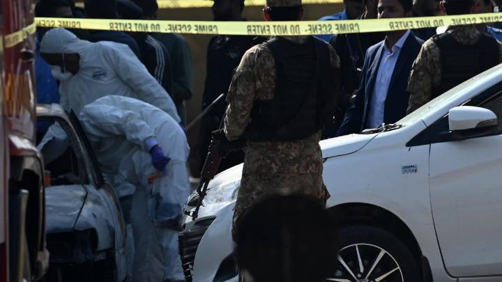 Ataque suicida mata a una docena de personas en Pakistán