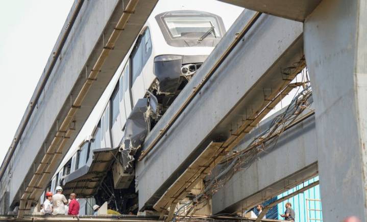 Monorail train tilts in Mumbai during test run