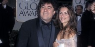 El vestido blanco con chal que Penélope Cruz llevó en el 2000 es la inspiración perfecta para novias en 2025