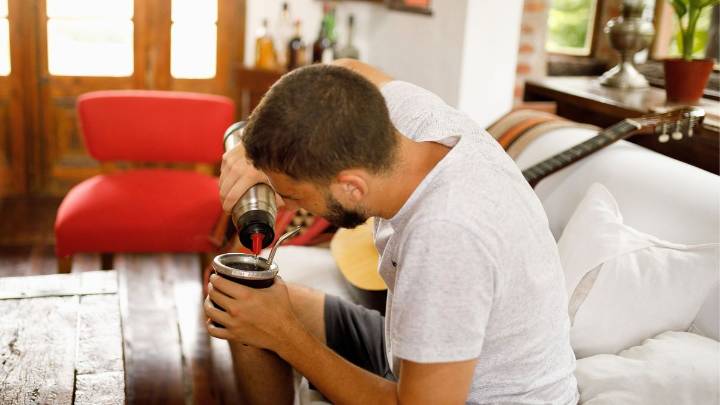 Argentinidad al palo: el invento nacional con el que podrás tomar mate sin distraerte