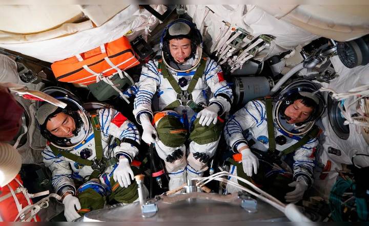 Astronautas chinos varados volvieron a la Tierra, pero usaron la nave de los rescatistas y los dejan atrapados en el espacio