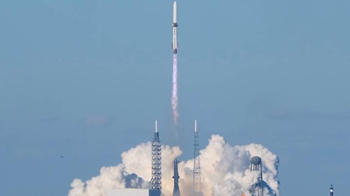 Blue Origin launches huge rocket carrying twin NASA spacecraft to Mars