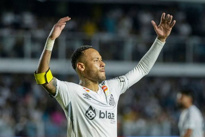 Neymar se harta de su entrenador en el Santos y arma el lío al estilo 'Vinícius' tras ser sustituido