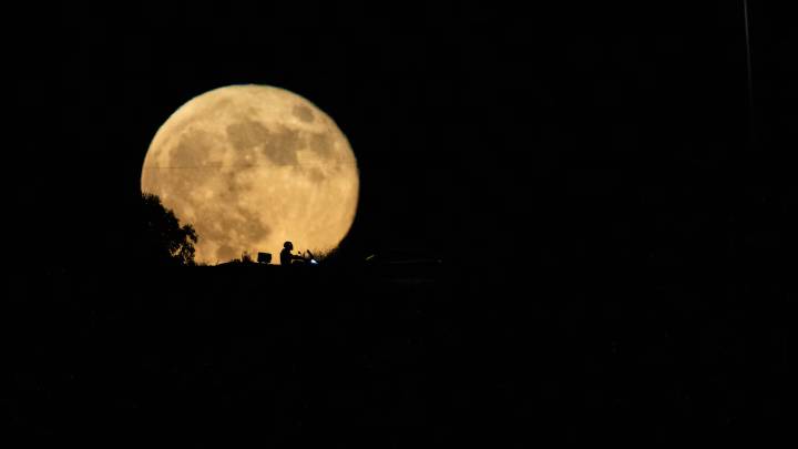 La superluna “Beaver Moon” ilumina el cielo: el fenómeno lunar más grande y brillante del año deslumbra al hemisferio norte